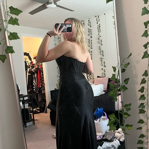Hi! I’m selling my prom dress. Only worn once and in perfect condition. - Picture 5 of 5